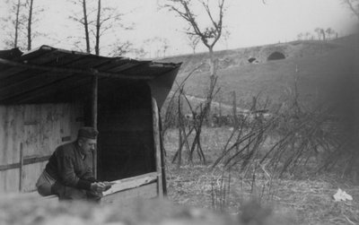Un soldado usando el baño, 1942 de Unbekannt Unbekannt